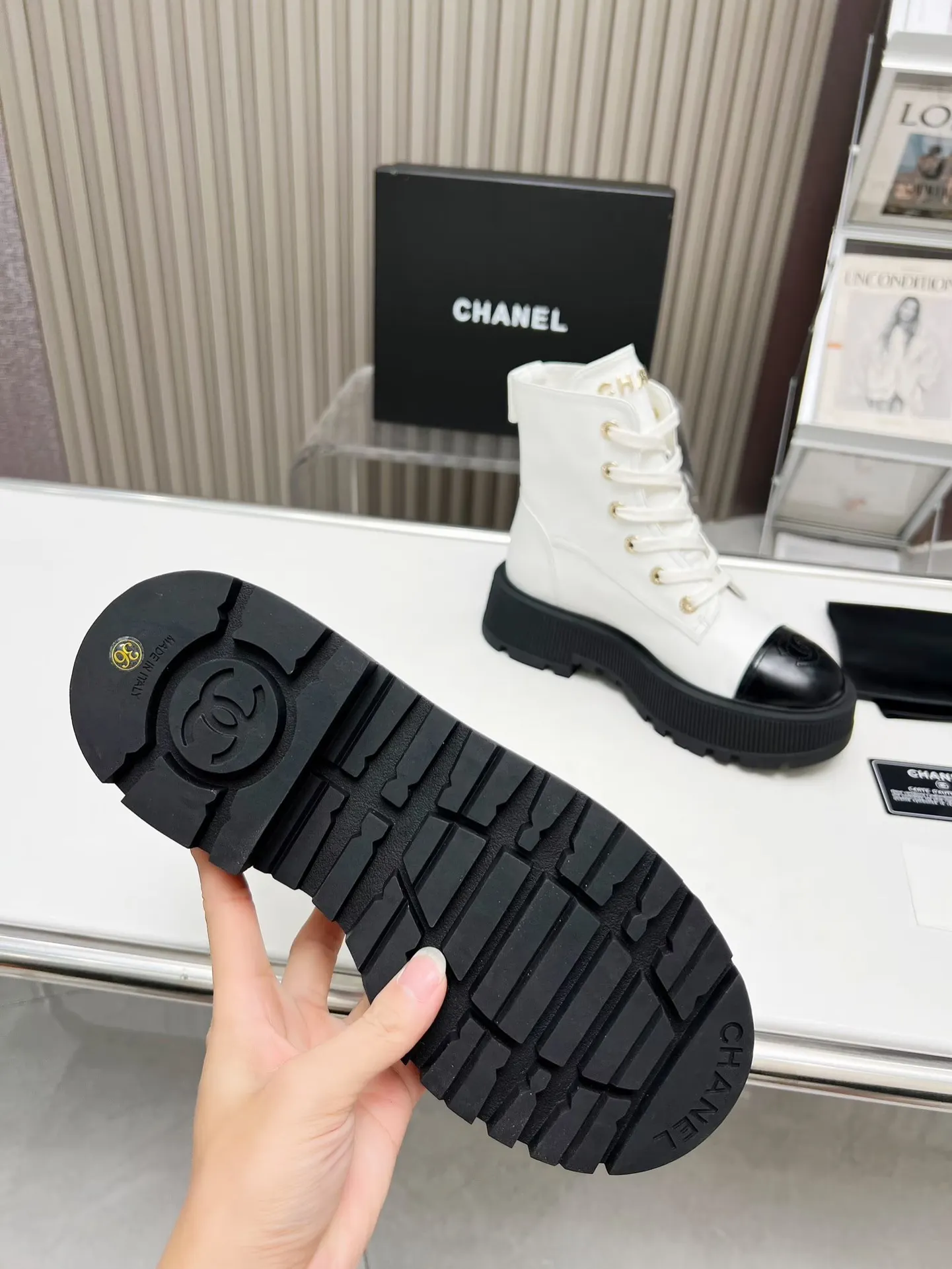 👟👟Ex-factory price 560👟👟 Autumn and winter new Chanel Chanel ankle boots original model opening✅ Strap design is super easy to put on and take off, the toe logo is electro-embroidered. The tongue is also the brand logo. Fabric: cow litchi pattern🐂 Inner/foot pad: cow lining. Use ultra-light rubber non-slip and wear-resistant outsole. Color: black, white, gray. Code number: 34-41 (34, 41) Need to be customized) Packaging: bag card